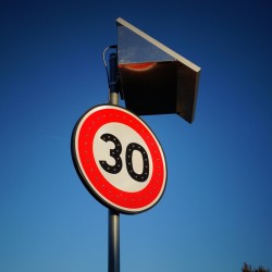 Panneau de signalisation lumineux rond renforcé par LEDS