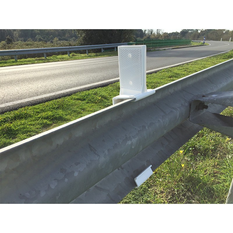 Réflecteur glissière métallique sur le dessus