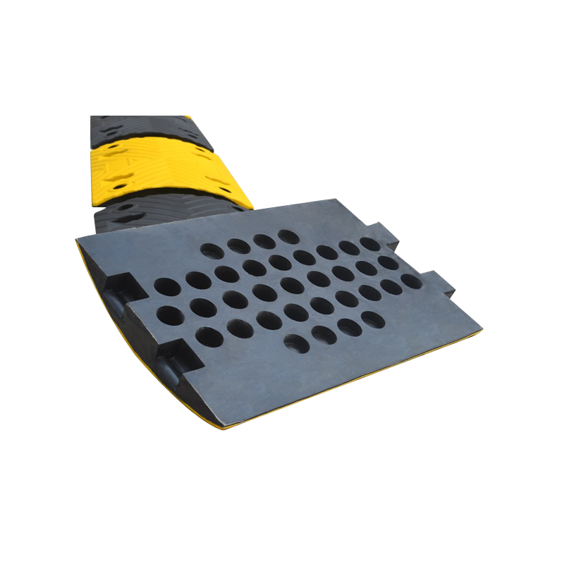 Ralentisseur de chaussée jaune et noir