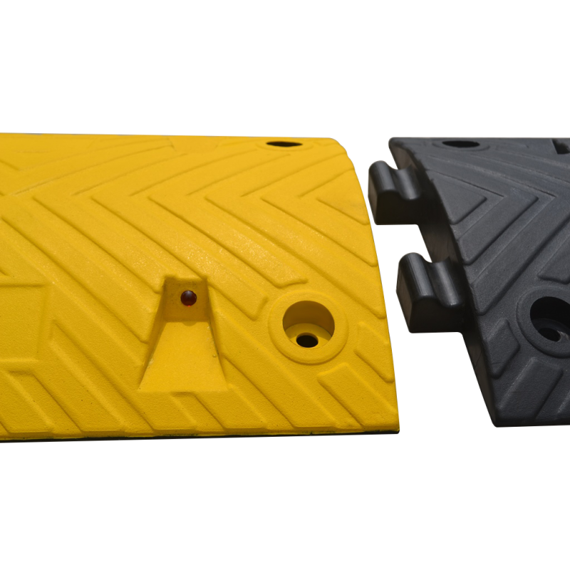 Ralentisseur de chaussée jaune et noir