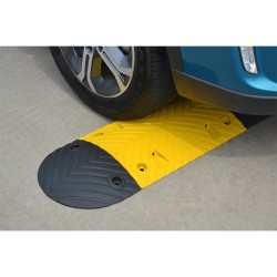 Ralentisseur de chaussée jaune et noir