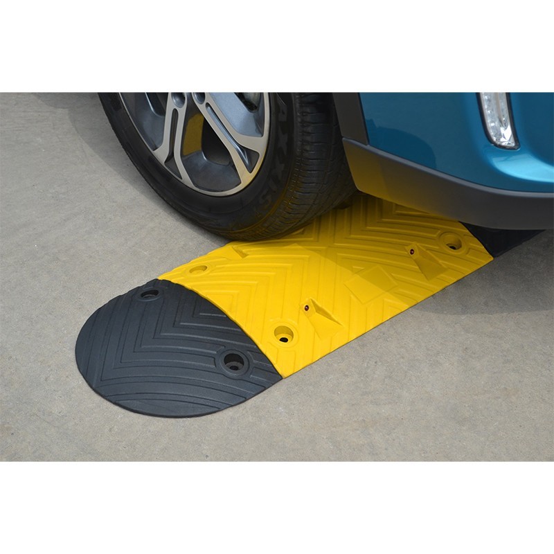 Ralentisseur de chaussée jaune et noir