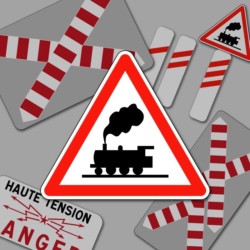 Panneaux de signalisation de passage à niveau et voies ferrées